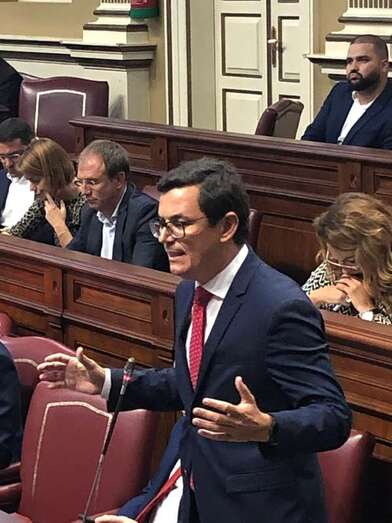 El diputado teldense Pablo Rodríguez (CC), este jueves en su intervención en el Pleno de la Cámara regional (Foto TA)